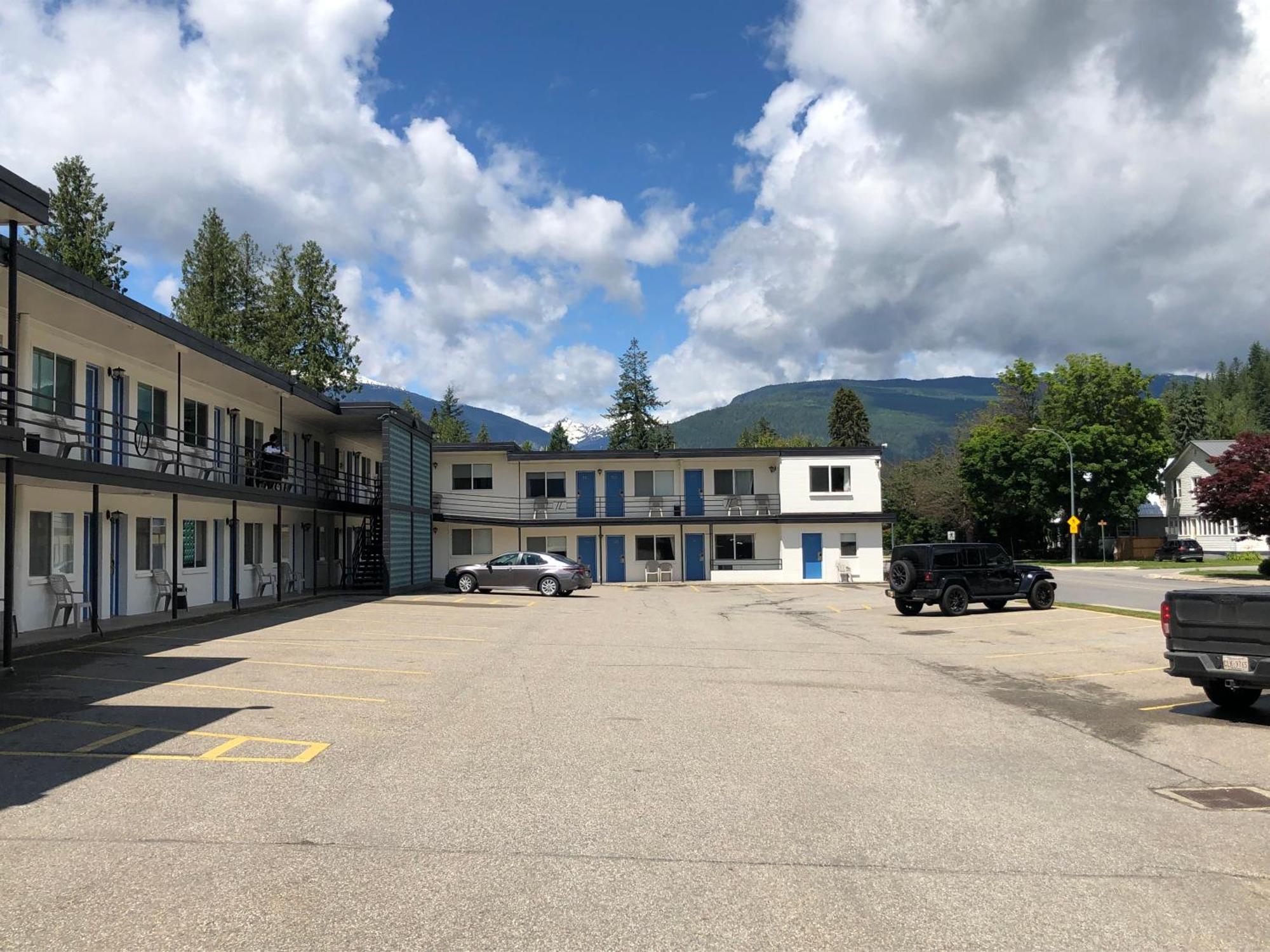 Revelstoke Lodge Exterior photo